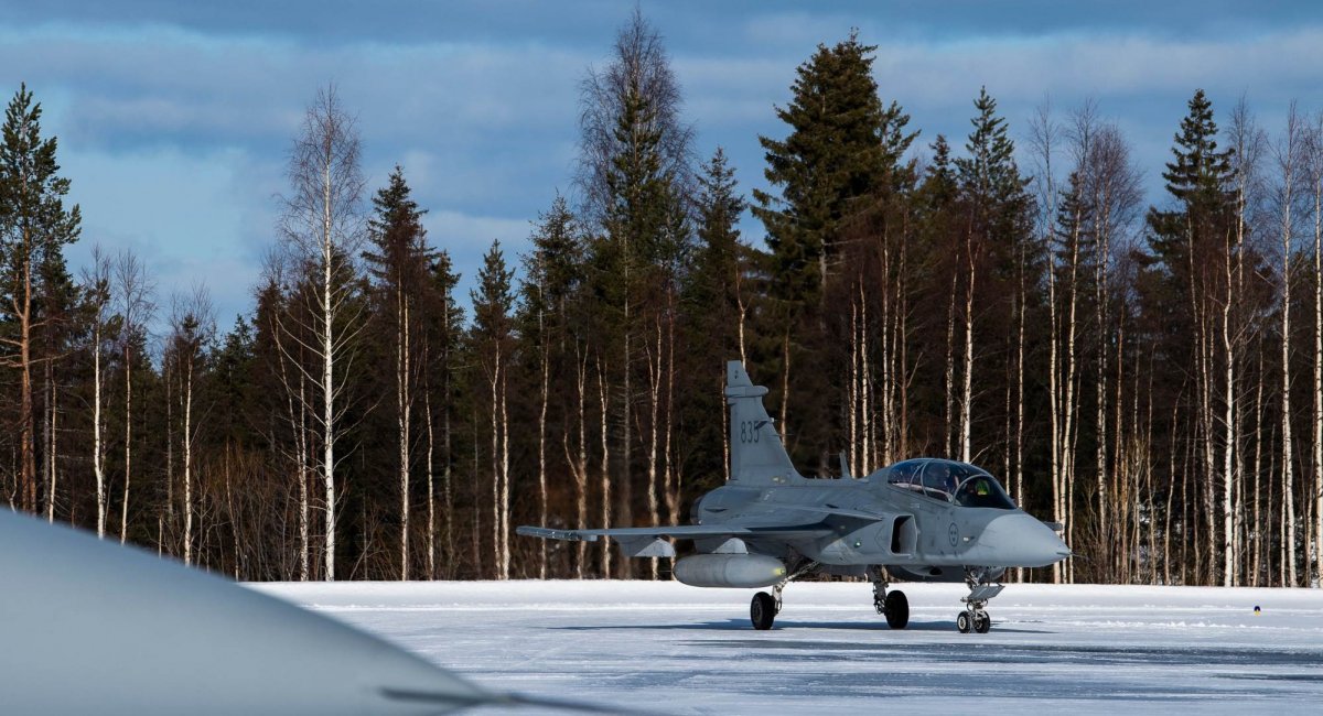 Шведський винищувач Gripen​ в аеропорту Рованіемі під час спільних навчань ПС Фінляндії та Швеції над Полярним колом 25 березня 2019 року