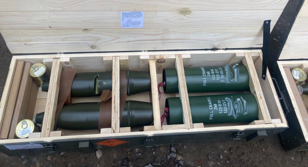 Передача 122-мм снарядів виробництва "Української бронетехніки" для ЗСУ, зима 2024 року, фото - прес-служба компанії