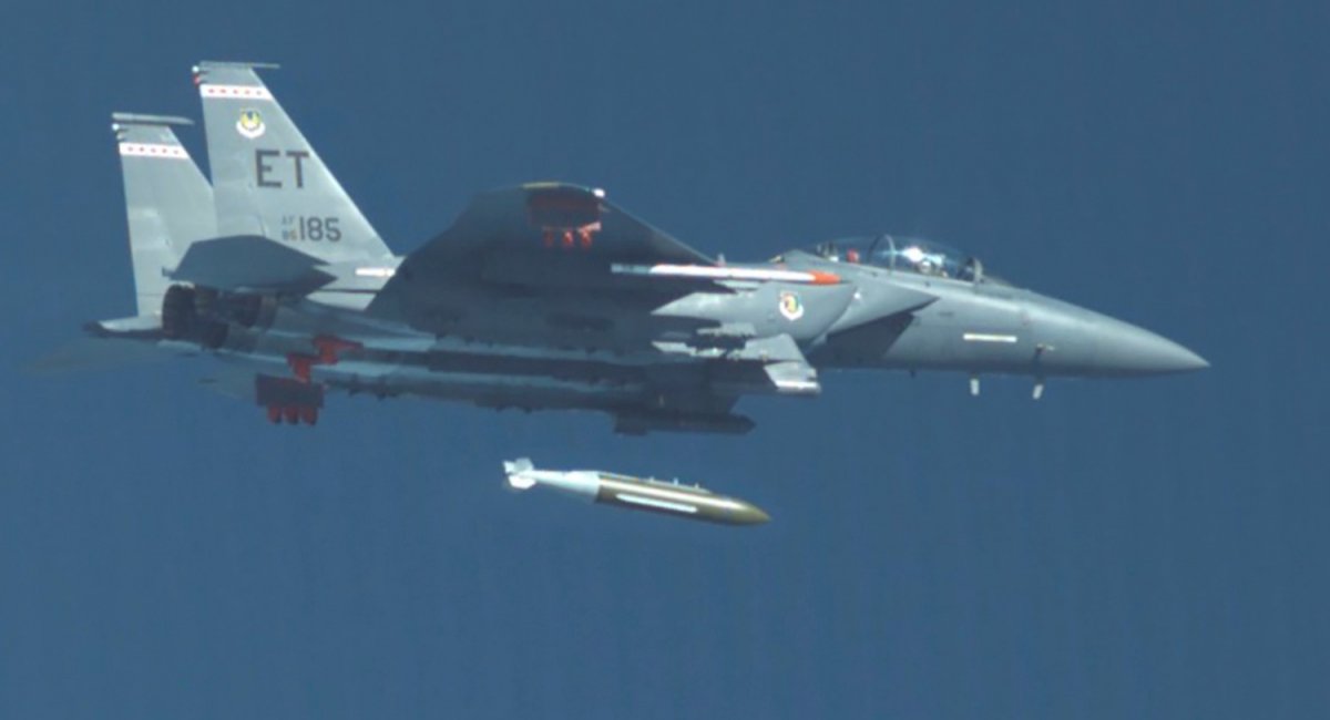 F-15E Strike Eagle скидає GBU-72 