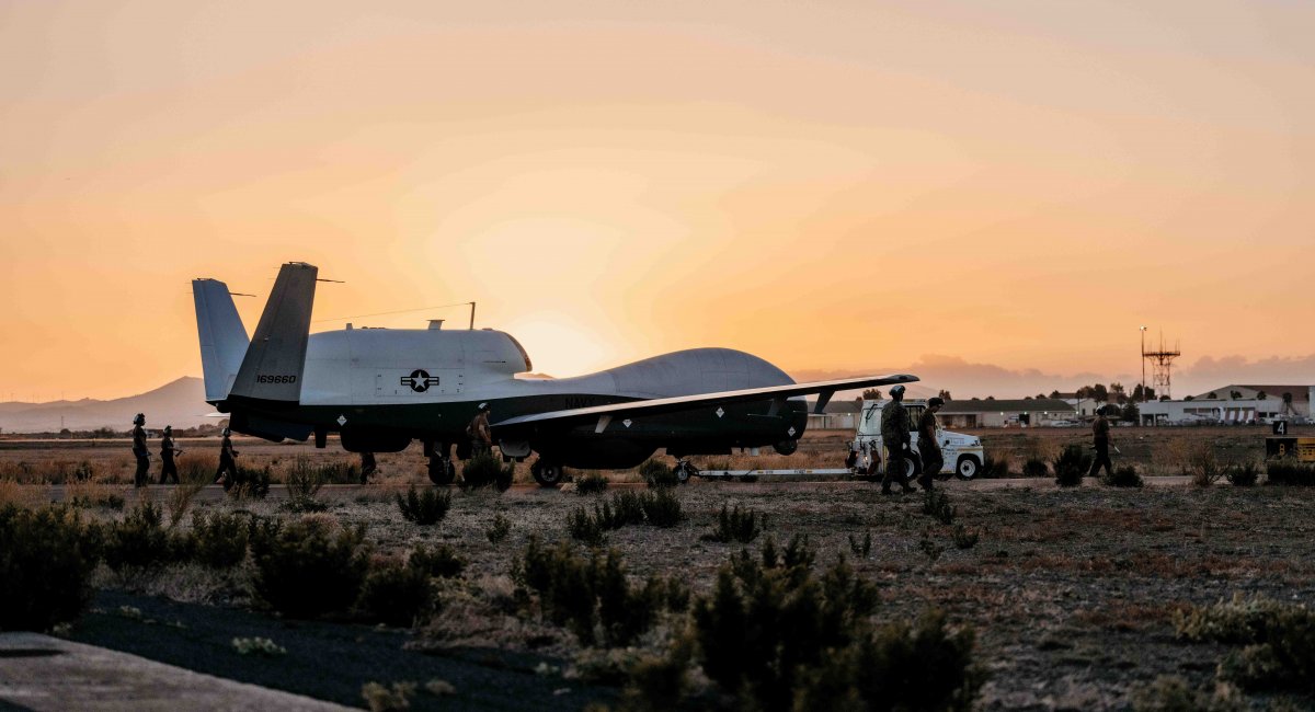 Стратегічний розвідувальний безпілотник MQ-4C Triton. Фото - DoW