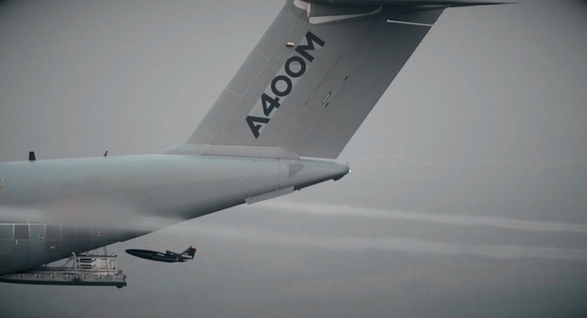 Запуск БПЛА з військово-транспортного літака. Фото: Airbus