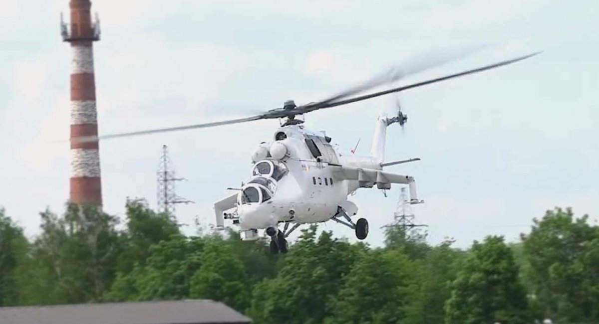 Ударний гелікоптер Мі-24 на якому проходили випробування нові металеві лопаті від "Мотор Січ" під час показового польоту 18 травня 2021 року