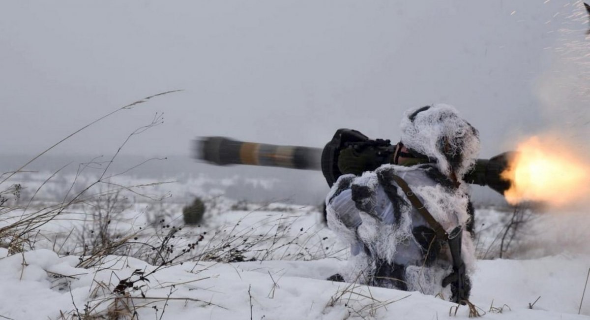 Оператор ПТРК NLAW веде стрільбу з окопу, фото - прес-служба Генерального штабу ЗСУ
