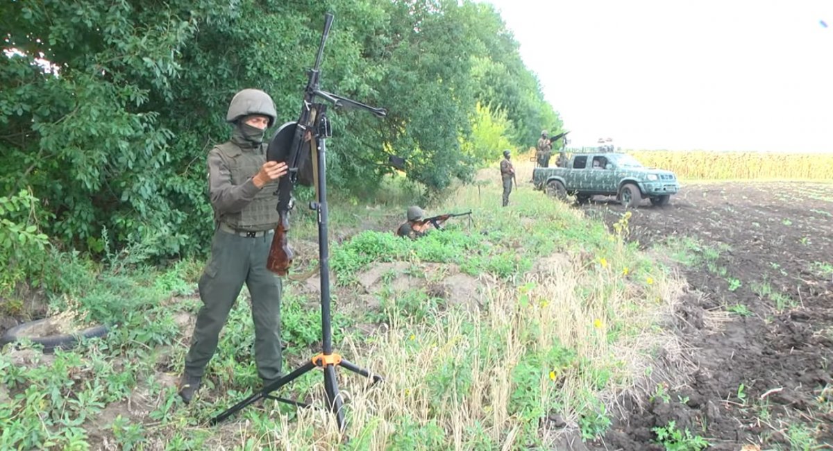 Бойова робота мобільної вогневої групи НГУ, оснащеної зокрема кулеметом ДП-27, вересень 2023 року, стоп-кадр з відео