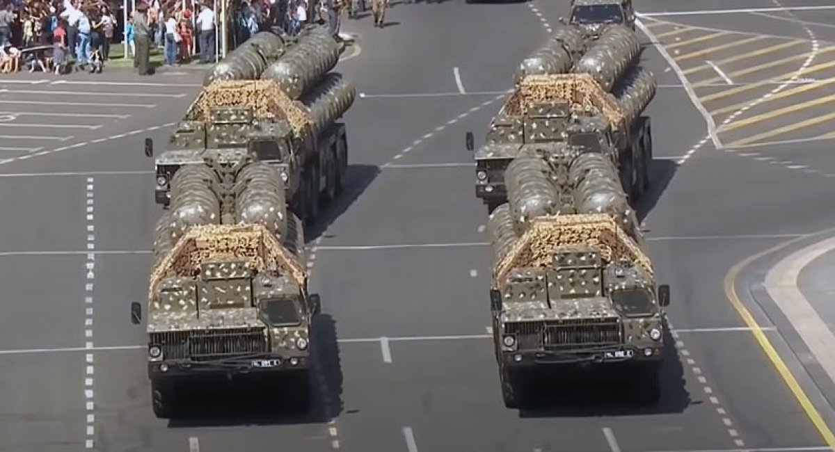 Пускові установки 5П85С комплексу С-300ПС на військовому параді Вірменії у 2016 році