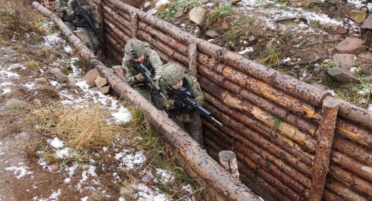 Іспанські військові відпрацьовують штурм окопів, фото - Міноборони Іспанії