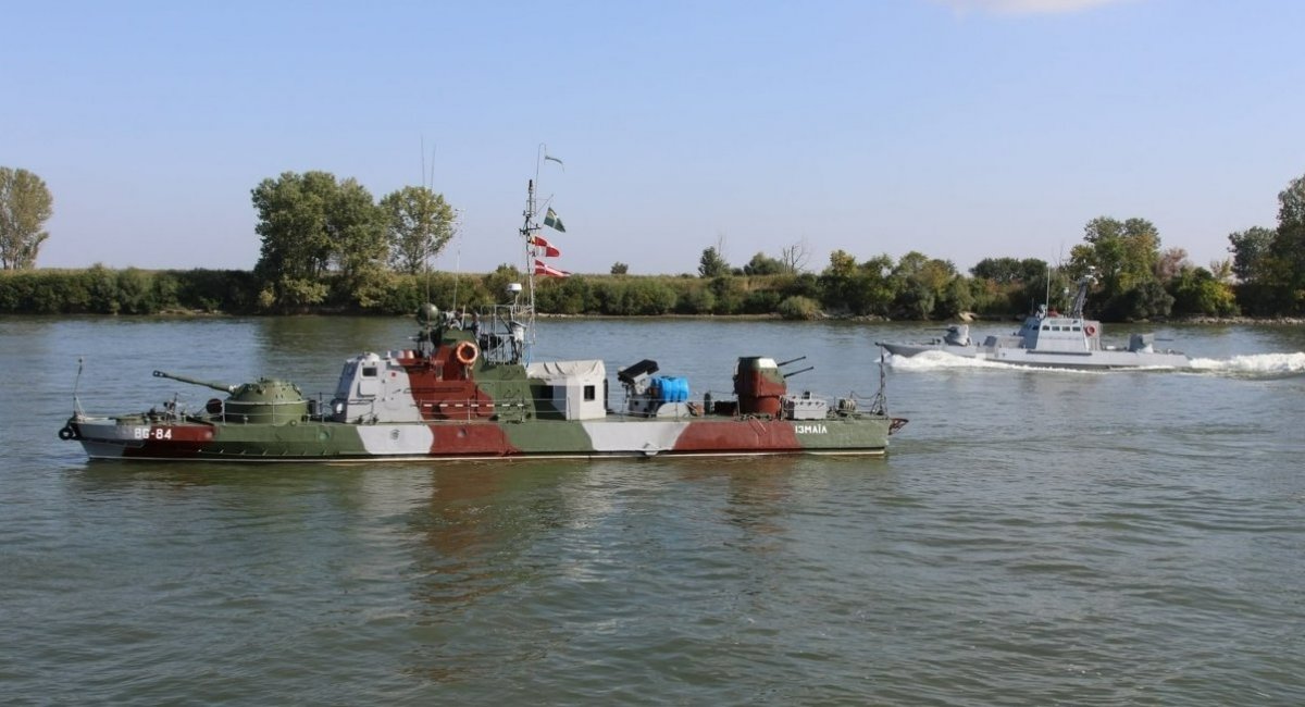 Один із катерів Морської охорони проекту 1204 "Джміль" та один із МБАКів проекту "Гюрза" ВМС України під час навчань по обороні Дунаю Riverine-2021, осінь 2021 року, фото ілюстративне