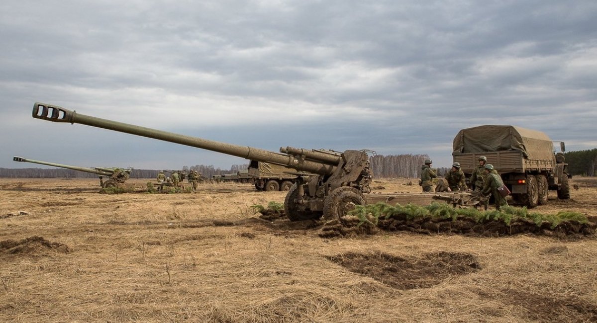 Російські окупанти із гаубицями"Мста-Б" калібру 152-мм, ілюстративне фото довоєнних часів