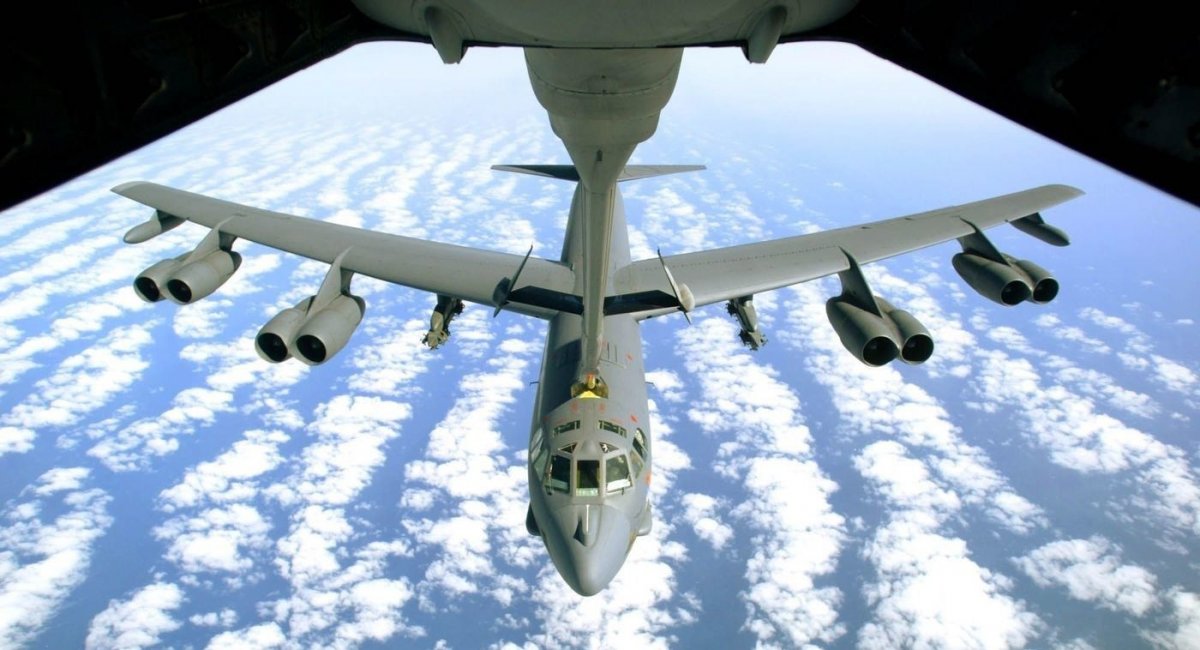 Бомбардувальник B-52 під час дозаправлення