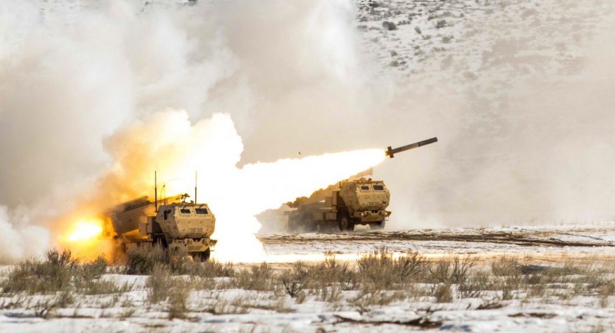 Ракетні системи HIMARS армії США ведуть вогонь, ілюстративне фото з відкритих джерел