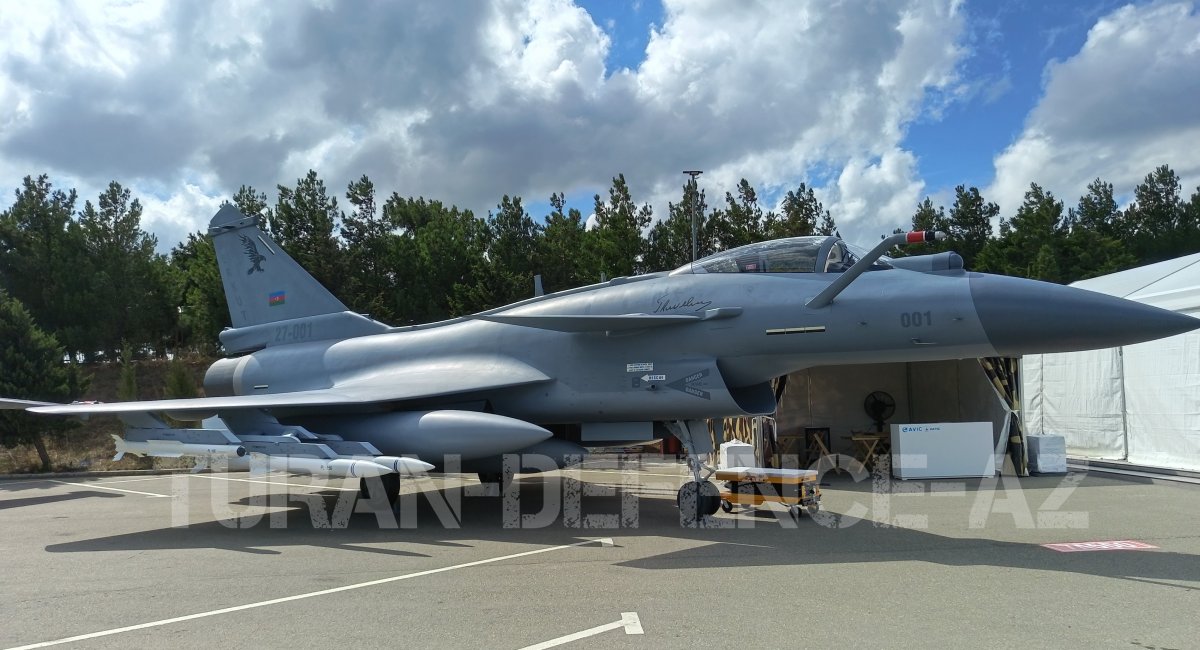 Макет винищувача J-10CE на ADEX 2026. Фото TURAN-DEFENCE-AZ:
