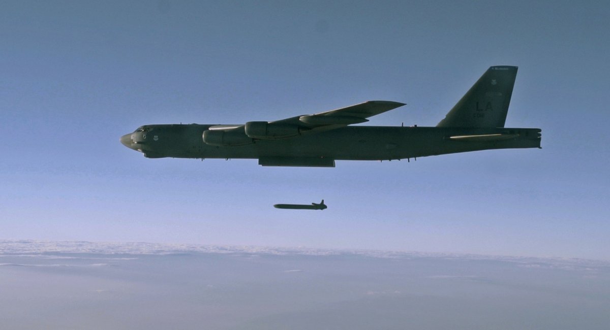 Повітряні сили США розробляють нові "розумні" бомби з ройовими можливостями
