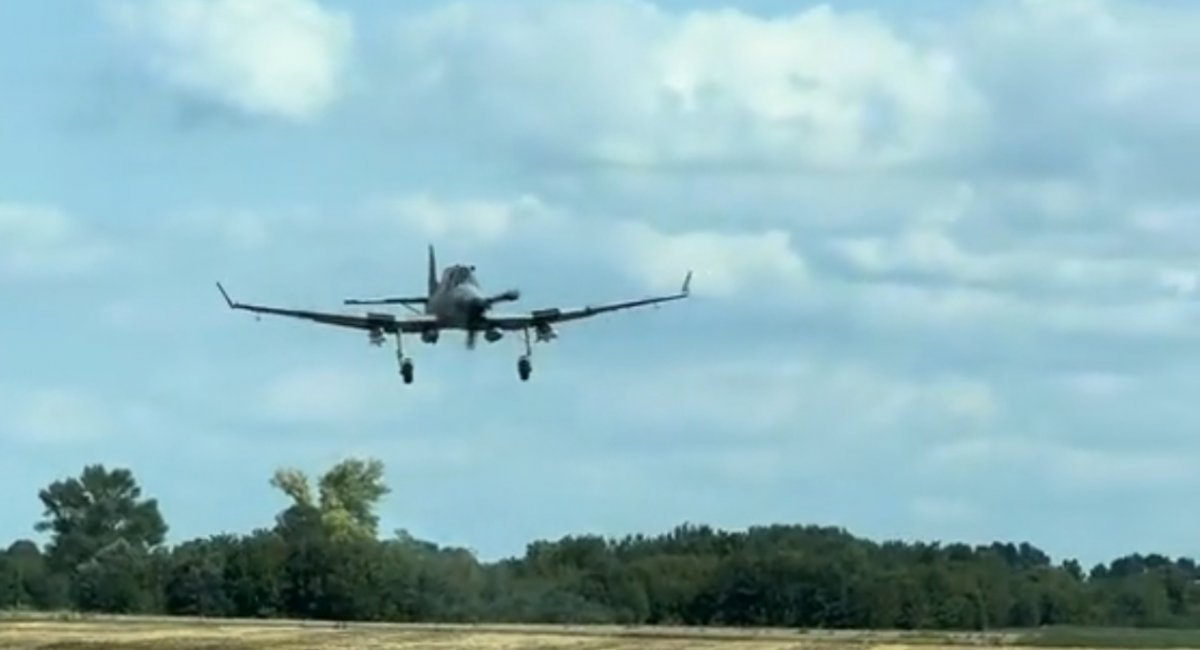 Український Moravan Z-137 Agro Turbo з ракетами Р-73. Кадр з відео