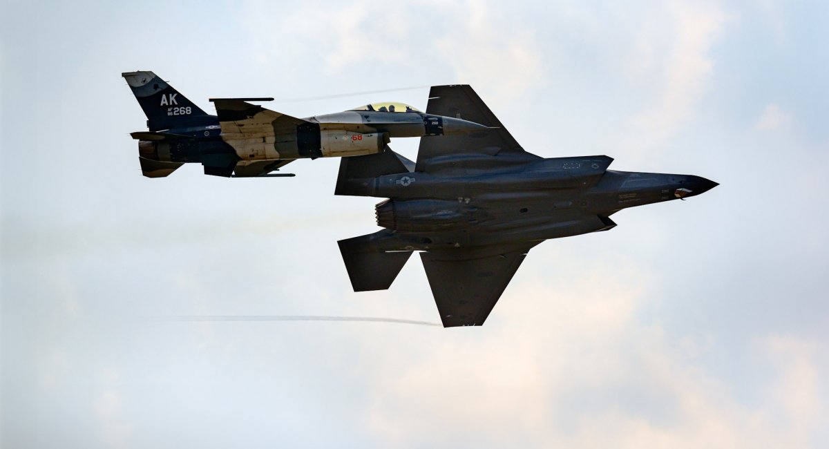 F-16 та F-35 (всі фото: US DoD)