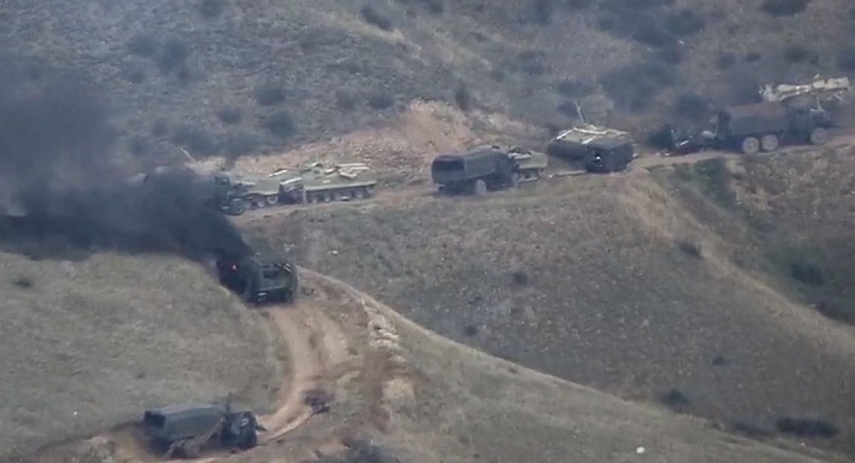 Ймовірно знищена колона (вантажівки) військових формувань Нагорного Карабаху яку бронетехніка ВС Азербайджану намагаються прибрати з дороги