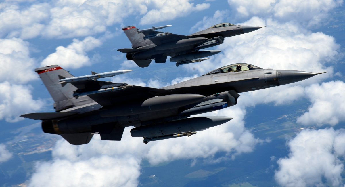 F-16 з AIM-120 (всі фото: US DoD)