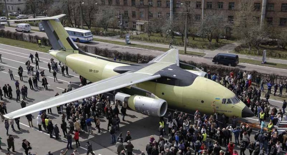 Перший льотний зразок літака Ан-178 під час церемонії викатки із цеху у 2015 році