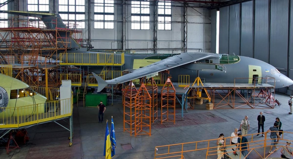 Дослідний зразок Ан-178 та недобудований фюзеляж Ан-178 для МВС Перу в цеху "Антонов" / Фото: Василь Коба