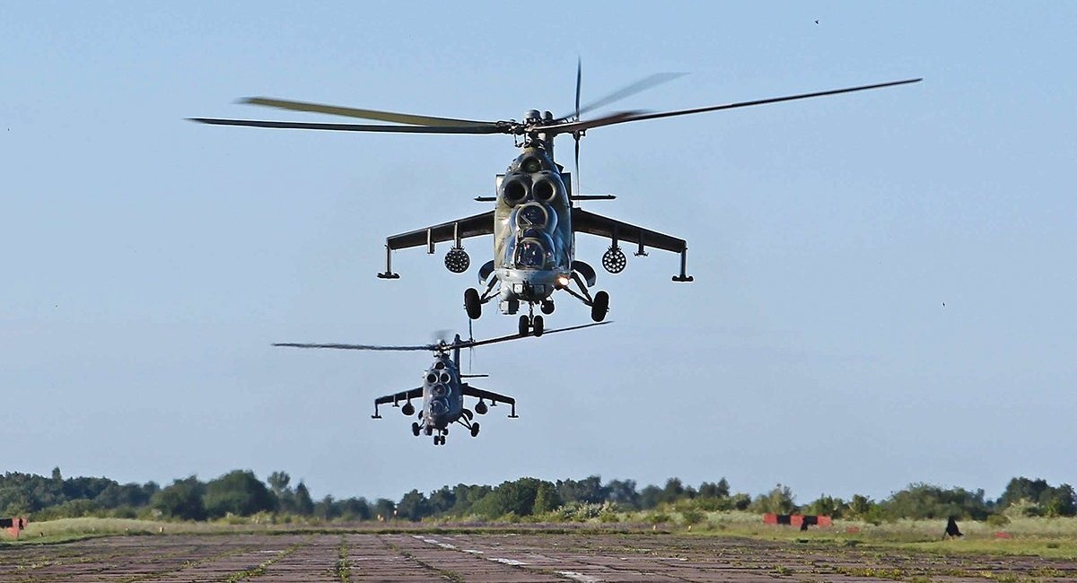Пара Ми-24 армії РФ виконує зліт, ілюстративне фото довоєнних часів