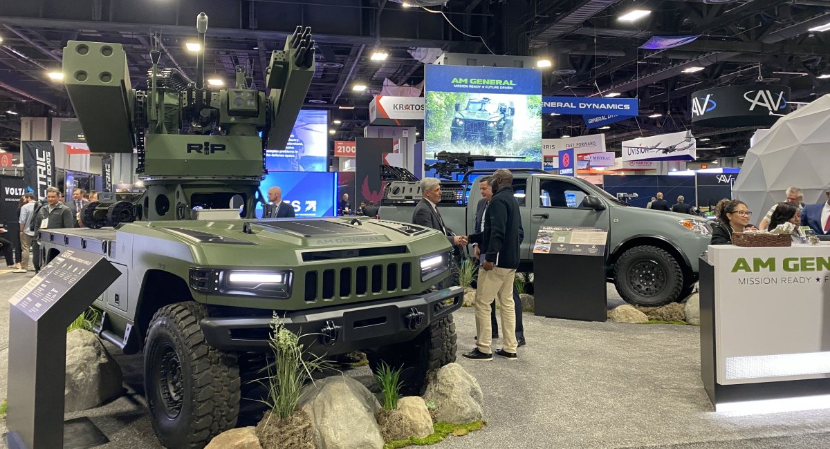 Зліва - НРК UGV від AM General з бойовим модулем під завдання протиповітряної оборони, фото компанії
