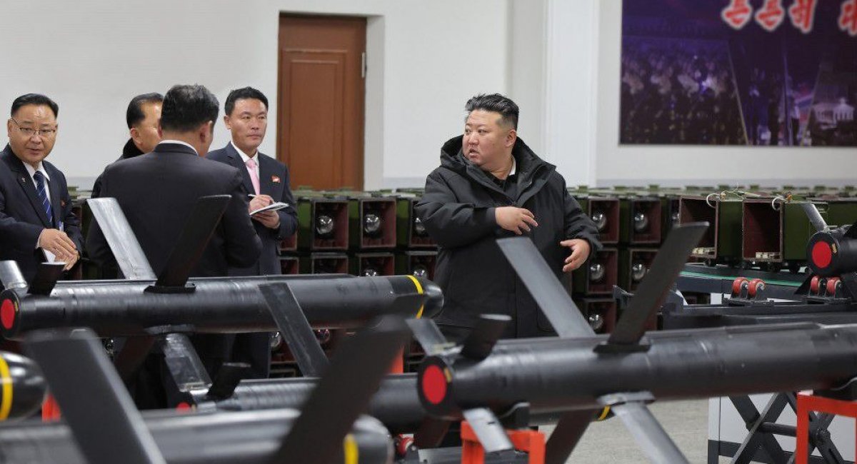 Кім Чен Ин на виробництві ПТРК Bulsae