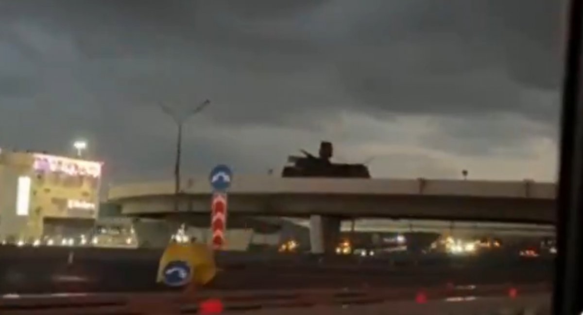 ЗРГК "Панцирь" на з'їзді з МКАДу поряд з Московським НПЗ. Кадр з відео - t.me/exilenova_plus 