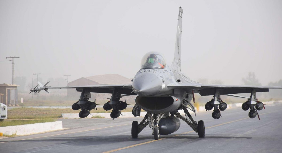 F-16 з Mk82 на TER-9/A - Triple Ejector Rack
