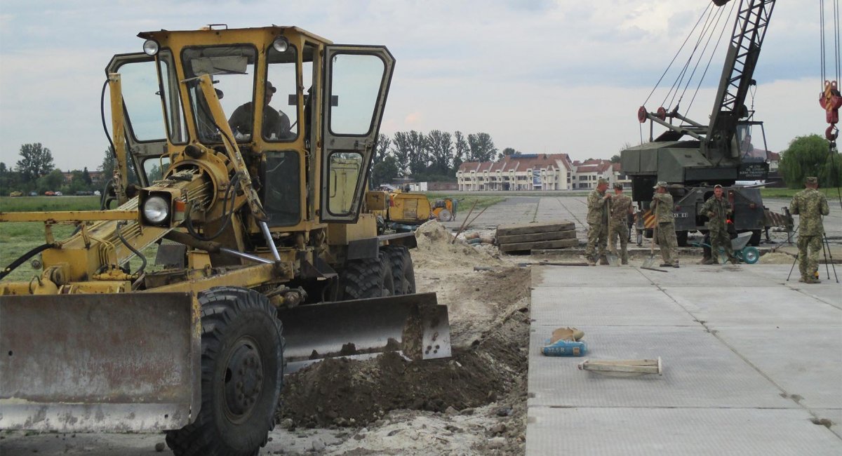Інженерно-аеродромний батальйон ПС ЗСУ під час відновлювальних робіт на військовому аеродромі / Фото: АрміяInform