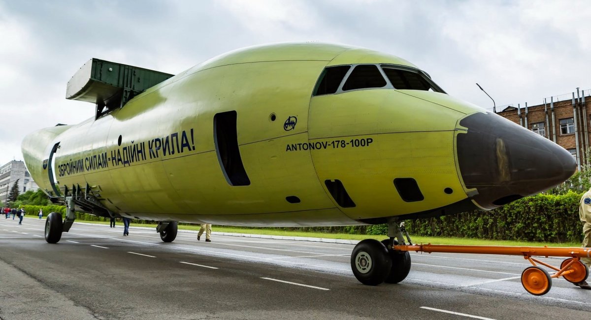Новий фюзеляж першого транспортного літака Ан-178-100Р для ЗСУ під час викатки 20 травня 2021 року / Фото: "Укроборонпром"
