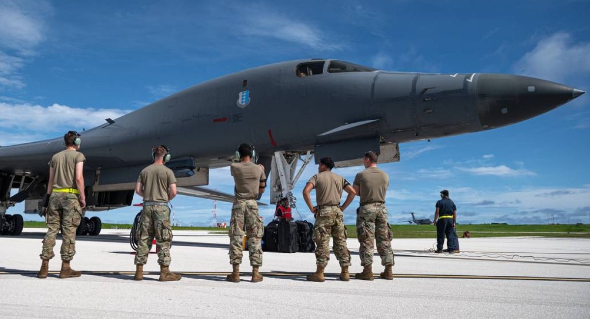 Підготовка до вильоту американського стратегічного бомбардувальника B-1B Lancer з тихоокеанської бази в Гуамі, ілюстративне фото від U.S.Air Force