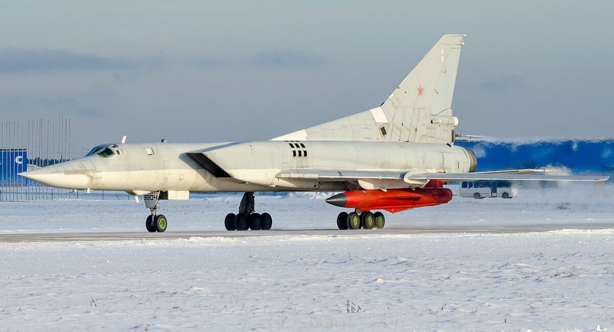 Рашистський Ту-22М3 з ракетою Х-32 перед першим випробувальним пуском в лютому 2021 року, фото з відкритих джерел