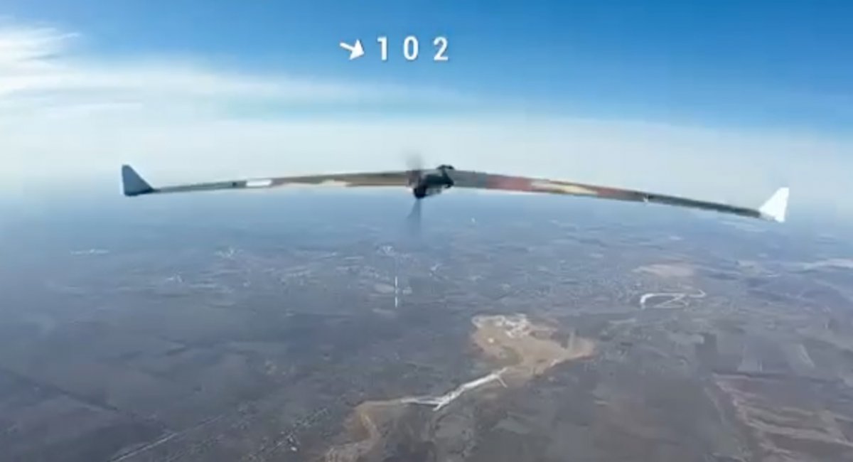Український зенітний дрон наближається до російського розвідувального БПЛА з системою ухилення