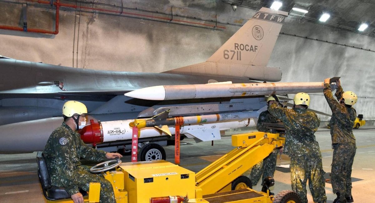 Як Тайвань захищає свої F-16 від ударів по аеродромах: про підземні укриття та аеродроми на трасах