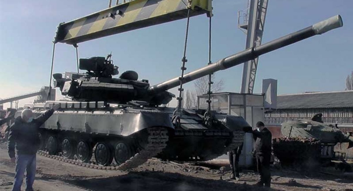 Модернізований на ХБТЗ танк Т-64 зразка 2017 року відправляється в танковий підрозділ ЗСУ