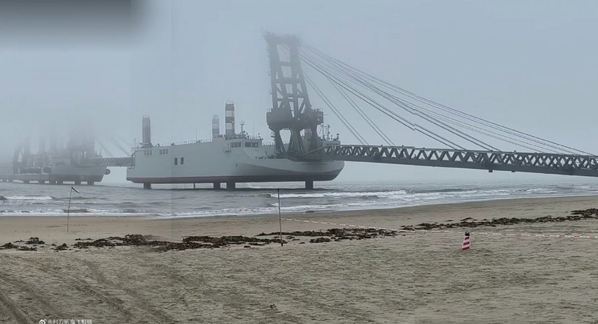 У Китаї показали у дії свої спеціальні десантні баржі для висадки на Тайвань, вони зіставні