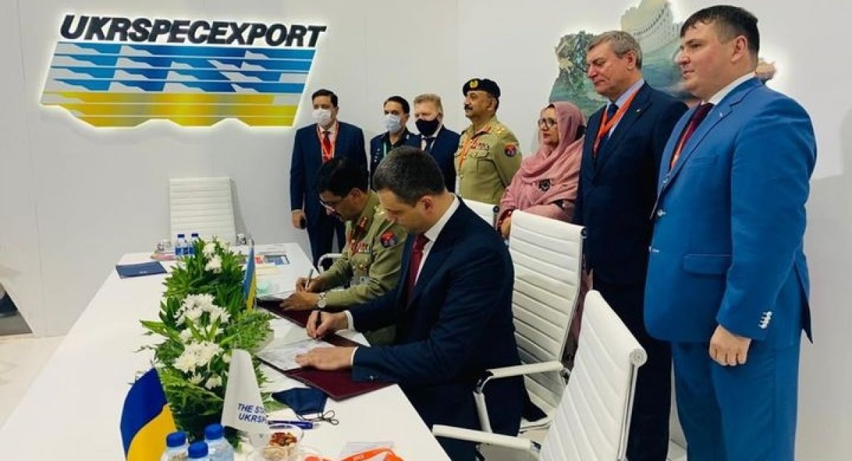 Укладення контракту між ДК "Укрспецекспорт" та Пакистаном на ремонт парку танків Т-80УД загальною сумою $85,6 млн на IDEX-2021