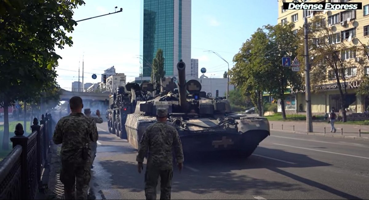 "Парадний" танк "Оплот" буксирують на ремонт після інциденту перед початком другої репетиції військового параду у Києві, 18 серпня 2021 року