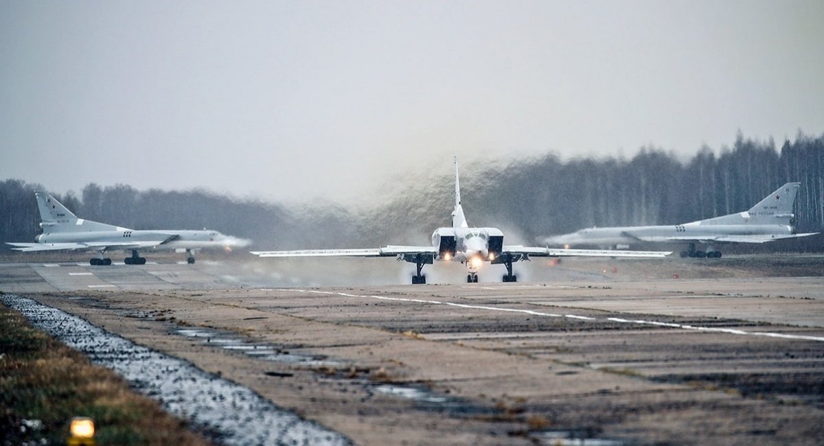 Російські бомбардувальники типу Ту-22М3 на летовищі "Шайковка", фото з відкритих джерел