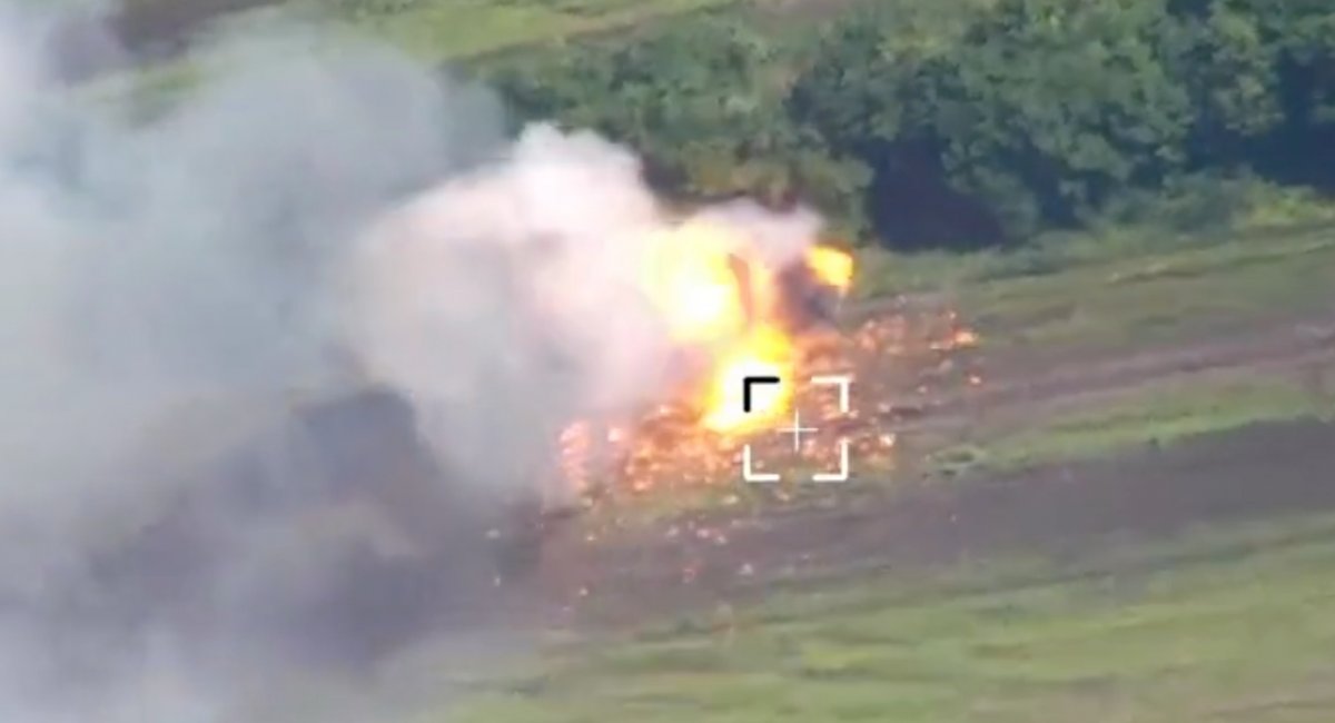 ЗСУ вдало підловили російську САУ "Мста-С", на яку завантажували боєприпаси (відео)