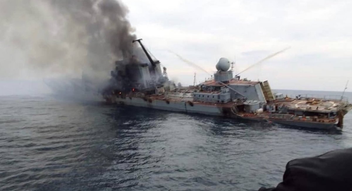 Так виглядав флагман Чорноморського флоту крейсер "Москва" перед затопленням після влучення у нього двох протикорабельних ракет Нептун