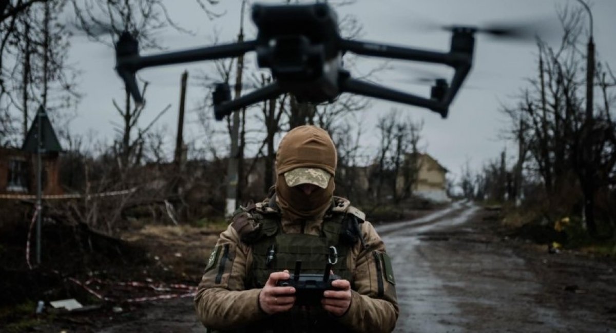 Боєць ЗСУ запускає FPV-дрон-камікадзе, ілюстративне фото з відкритих джерел
