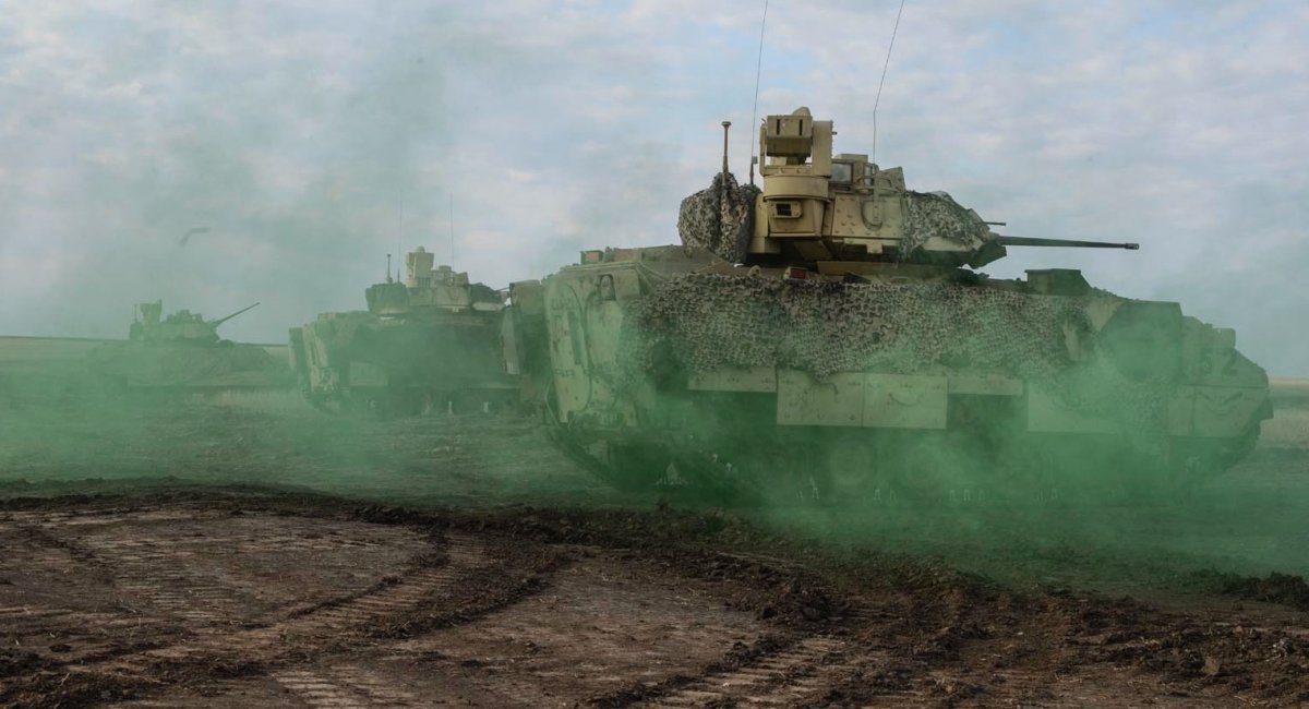 Армія США переробить дизельні БМП Bradley на гібридні: для бою вже потрібні “бойові електрички”