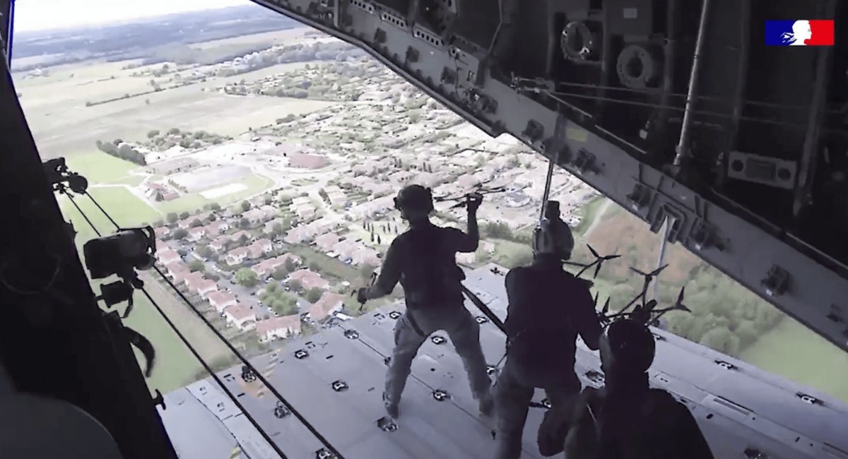 Навіщо французи кидаються FPV-дронами з вантажного літака A400M прямо на ходу