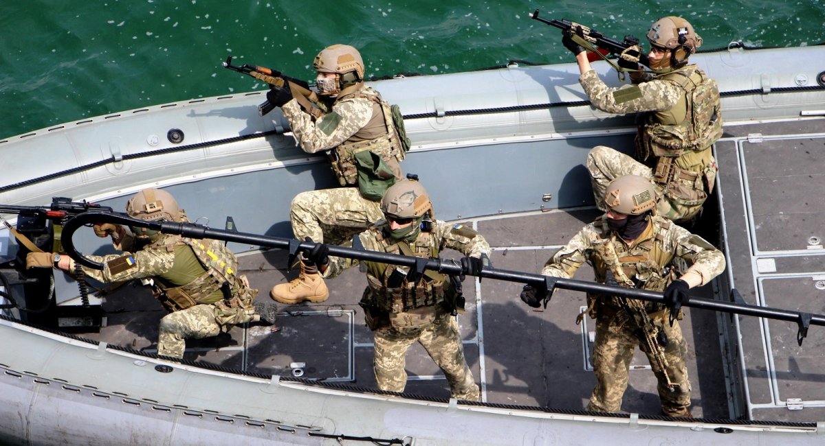 Флотські спецпризначенці у Практичній гавані Одеси тренувалися здійснювати штурмові й абордажні дії / Фото: АрміяInform