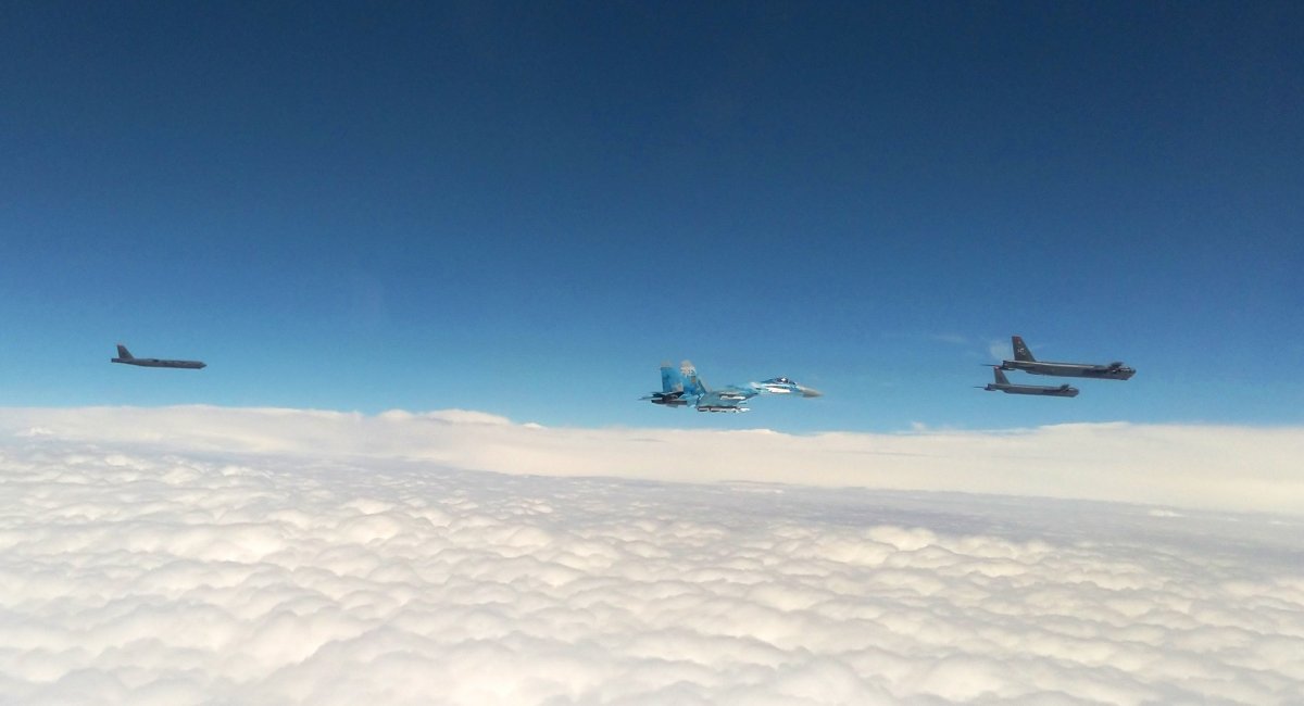Три В-52Н Stratofortress США та винищувачі МіГ-29 та Су-27 Повітряних сил ЗСУ (відео)