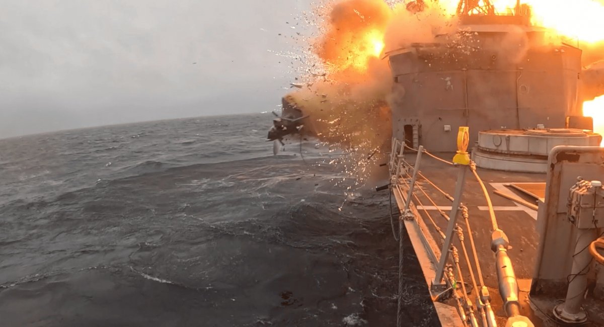 Момент влучання ракети по ракетному фрегату USS Klakring (FFG 42). Кадр з відео