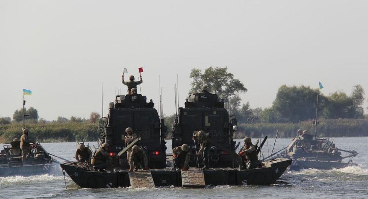 Солдати НАТО на "Козаках": ​Українські та британські десантники відпрацювали взаємодію при форсуванні водної перешкоди