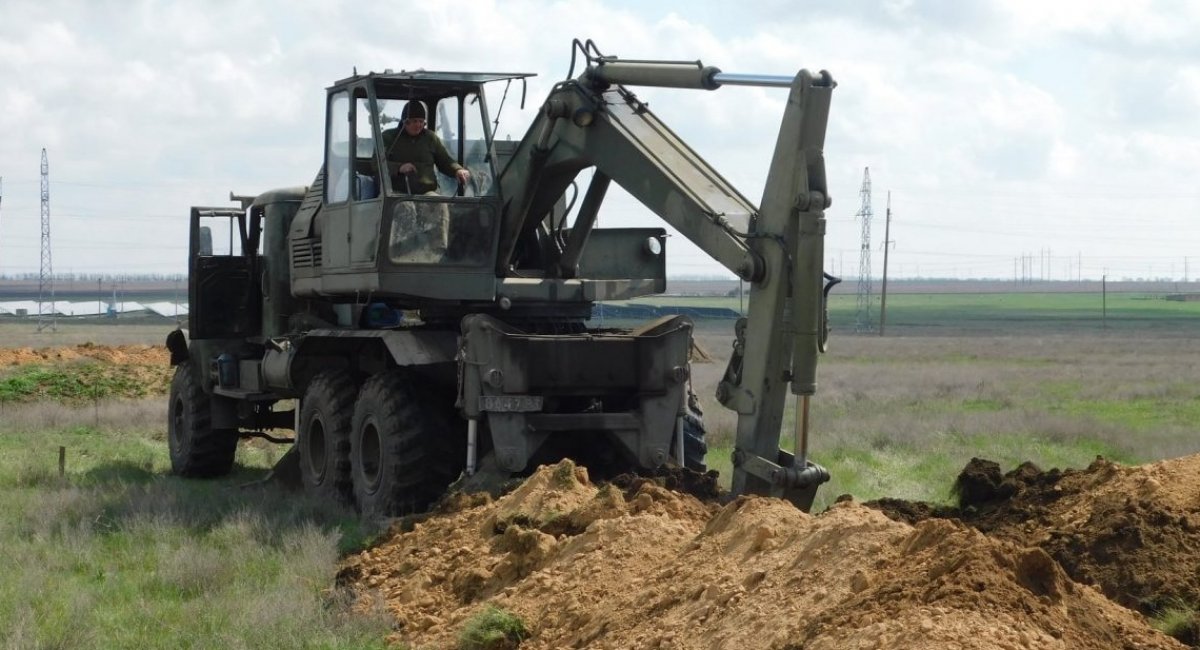 Збройні Сили будують укріплення на межі з Кримом та готуються до маневреної оборони 