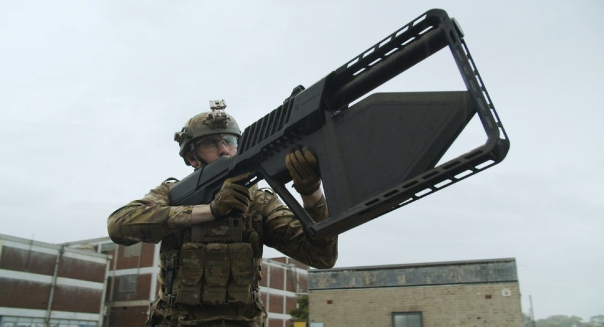 ​Бойова "лопата" проти дронів: DroneGun Tactical надійде на озброєння поліції Євросоюзу (фото та відео)