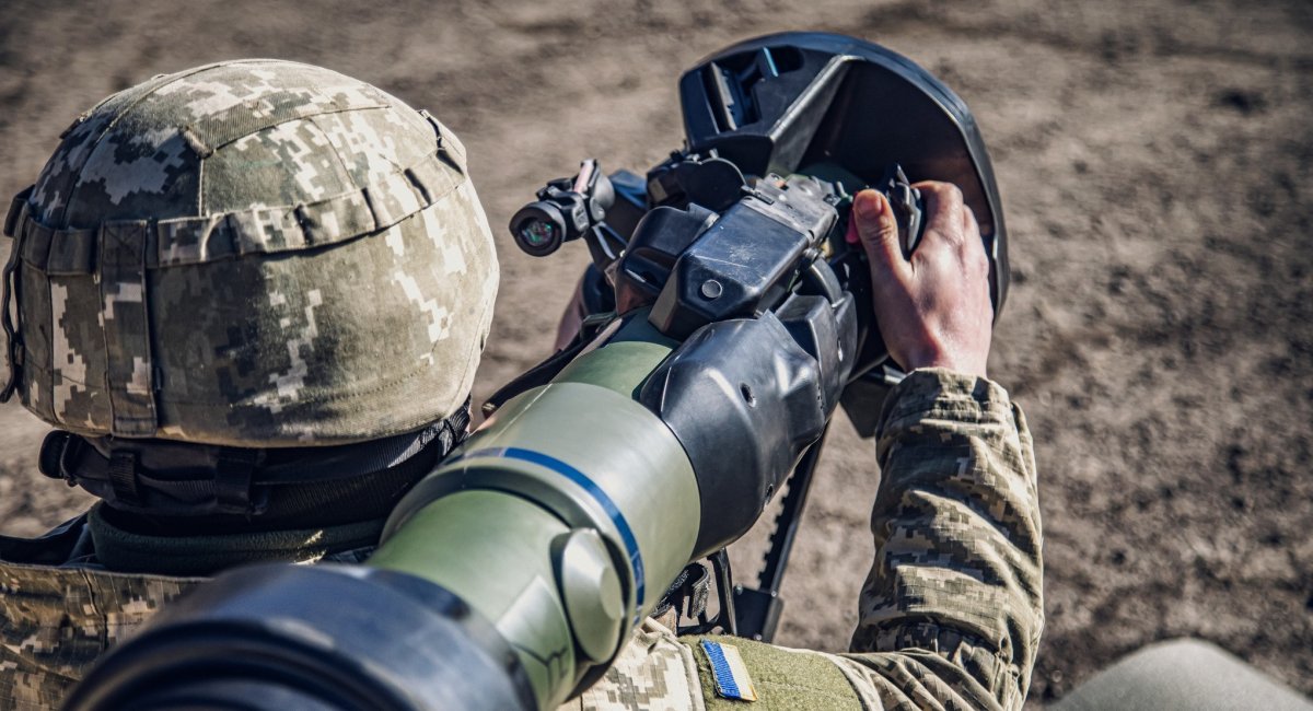 Українські морпіхи вчаться знищувати бронетехніку ворога з нової зброї